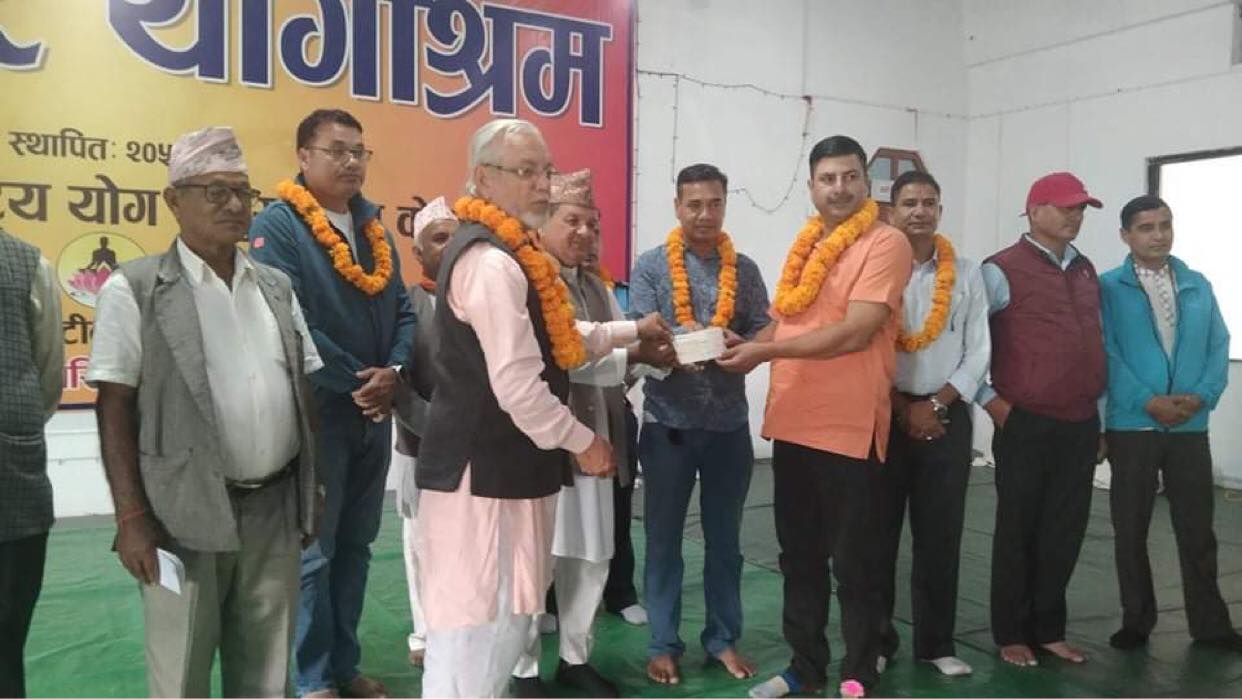 हरिहर स्मृति प्रतिष्ठानका तर्फबाट योग आश्रमलाई ५ लाख सहयोग