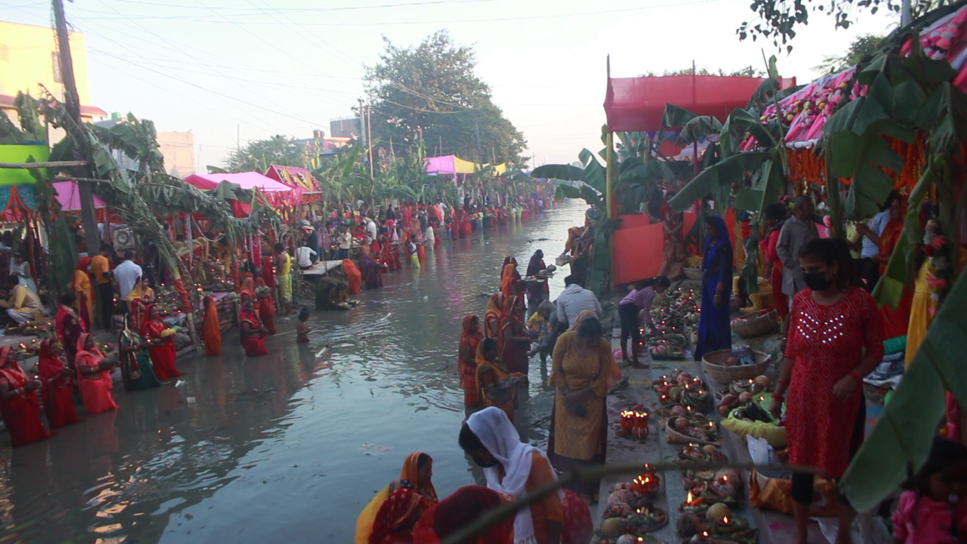 अस्ताउँदै गरेको सूर्यलाई अर्घ दिइयो (फोटो फिचर)