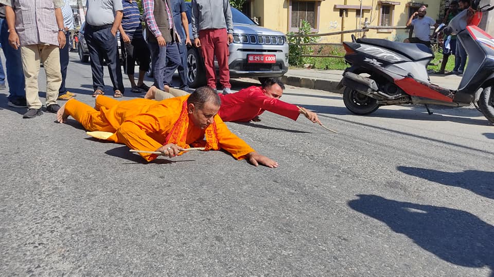 विराटनगरका मेयर पराजुली साढे ३ किलोमिटर लामो दण्ड प्रणाममा