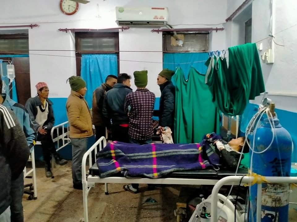 सुर्खेतबाट काठमाडौं जाँदै गरेको बस दाङमा दुर्घटना, २९ जना घाइते
