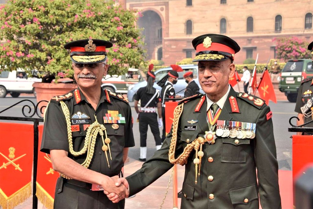 प्रधानसेनापति शर्मा दिल्लीमा, सेनाध्यक्ष नरवाणेले गरे स्वागत