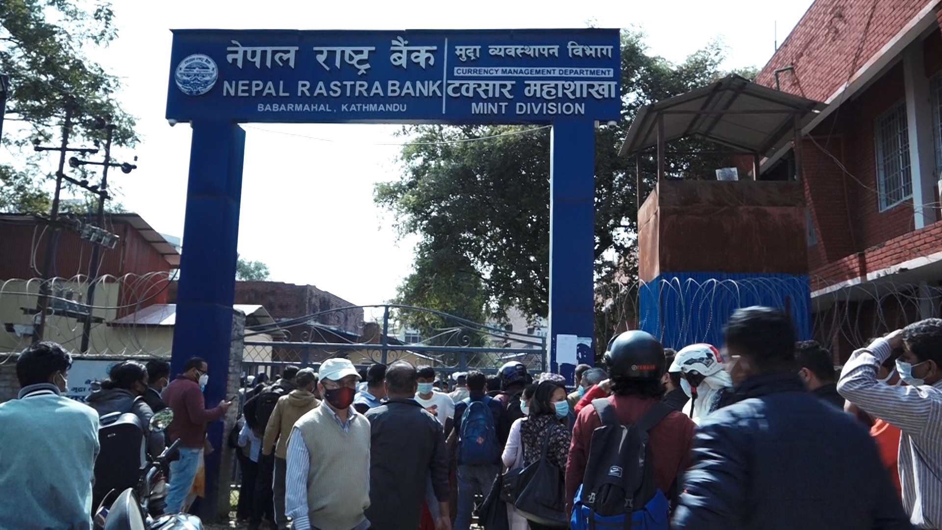 टक्सार विभागमा सुन र चाँदीका असर्फी किन्नेको भीड