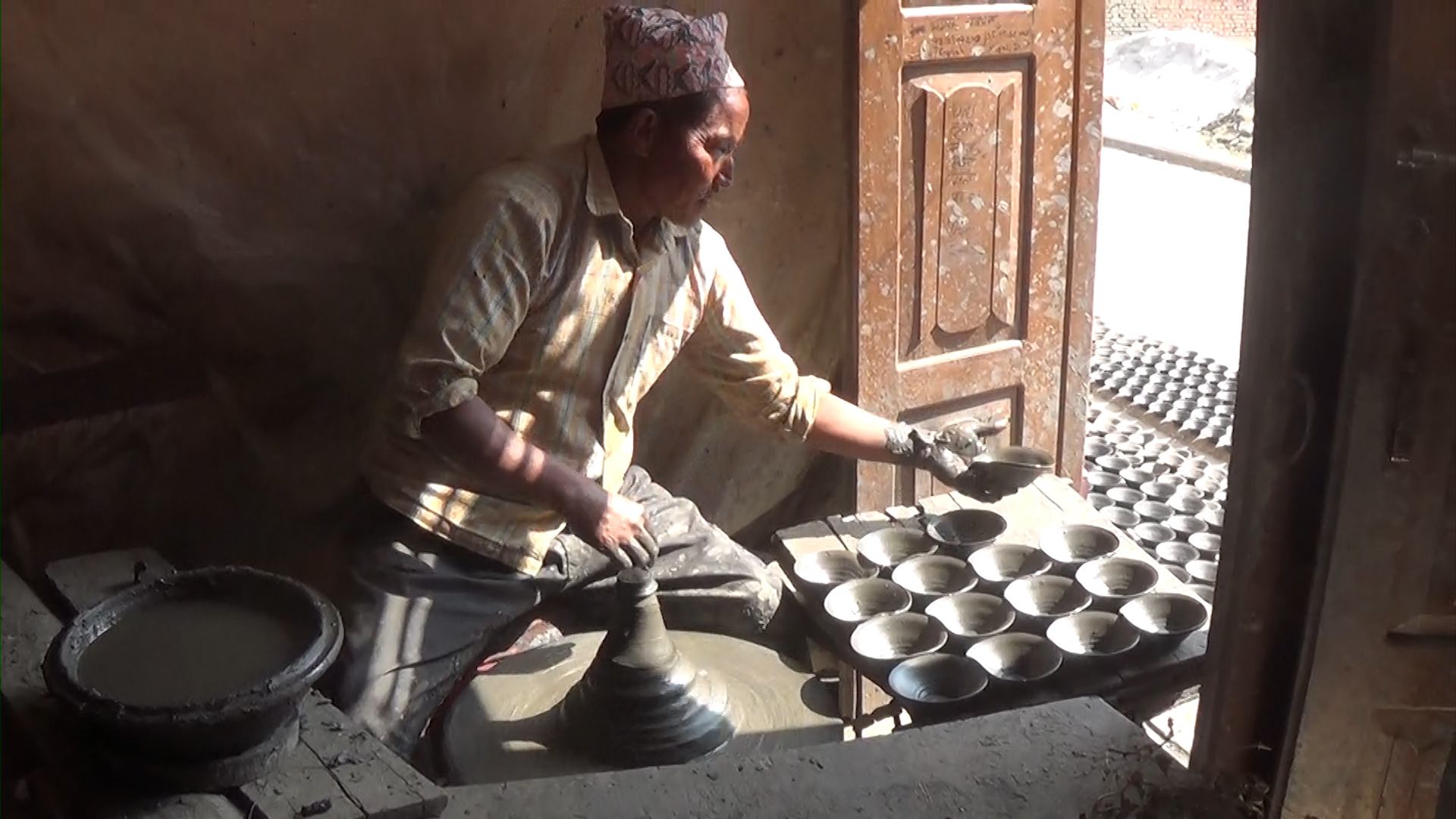 तिहारमा झिलिमिली पार्ने पाला बनाउन कुमालेहरुलाई भ्याईनभ्याई