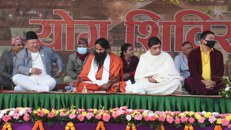 पशुपतिनाथमा रामदेवको योग अभ्यास