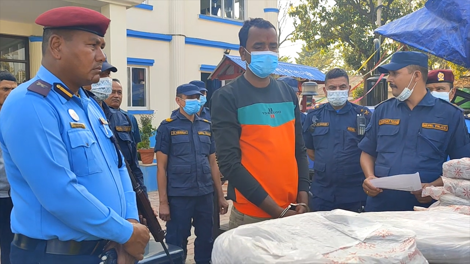 सुनसरीबाट १८० किलो गाँजासहित शिक्षक पक्राउ