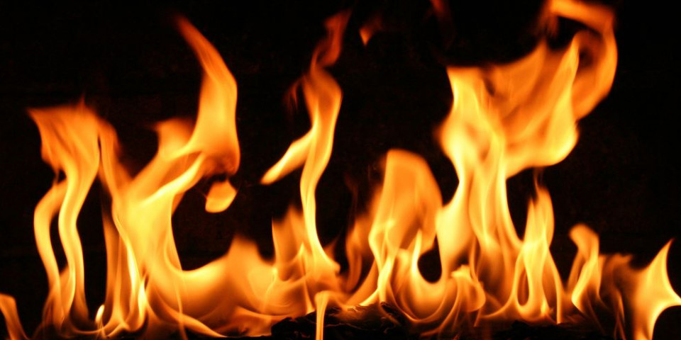 गुडिरहेको भ्यानमा आगलागी