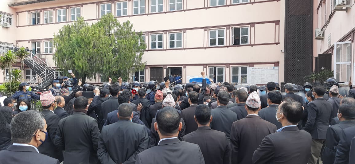 सर्वोच्च परिसरबाट दंगा प्रहरी हटाउन माग गर्दै कानून व्यवसायीको नाराबाजी