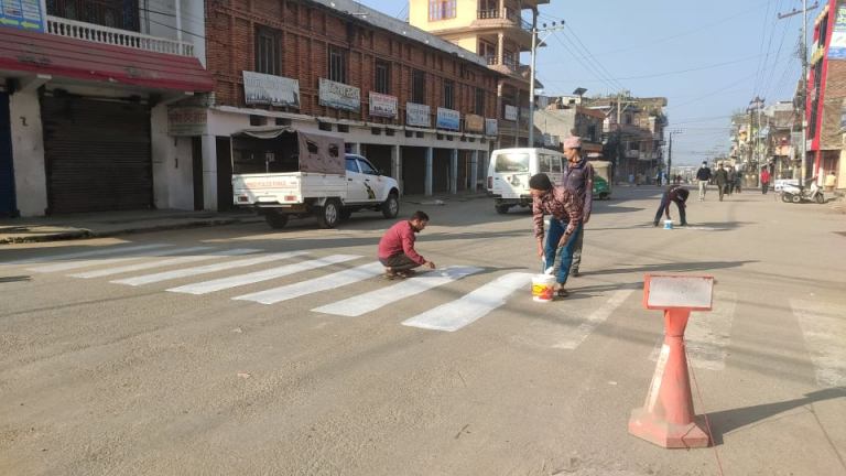 दाङमा विप्लवका बन्दकर्ताकाे फरक शैली: सडक सफाइ  र जेब्रा क्रसिङ निर्माण