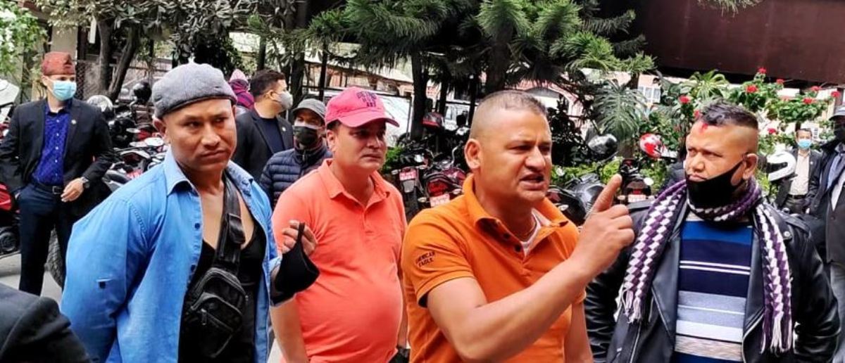 बार परिसरभित्र पसेर कानून व्यवसायीलाई अश्लील गाली गर्ने दुई जना पक्राउ