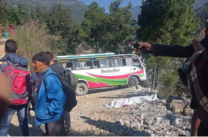 सिन्धुपाल्चोकको इचोकमा बस दुर्घटना हुँदा १ जनाको मृत्यु, १२ घाइते