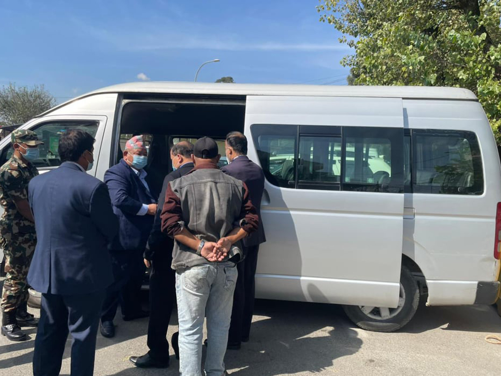 आन्तरिक यात्रुलाई गोल्डेन गेटबाटै निःशुल्क बस सेवा सुरु