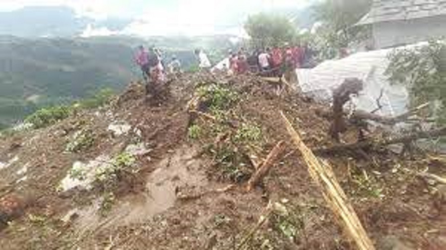 बाढी पहिरोमा ज्यान गुमाएका परिवारलाई राहत प्रदान