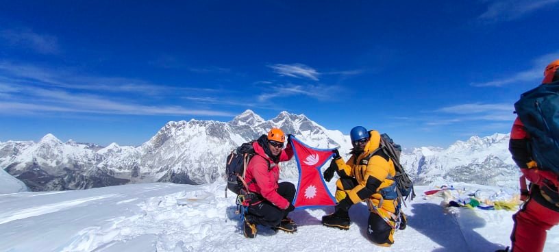 ६ जनाले गरे आमादब्लम हिमालकाे आरोहण