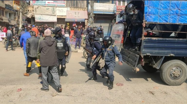 चितवनमा बन्द गराउन खोज्ने १० जना पक्राउ