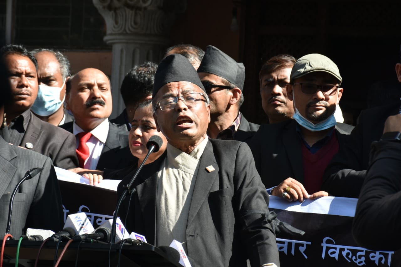 प्रधानन्यायाधीश जबरालाई बारको जवाफ : तपाईसँग वार्ता हुँदैन, राजीनामा गर्नुस्