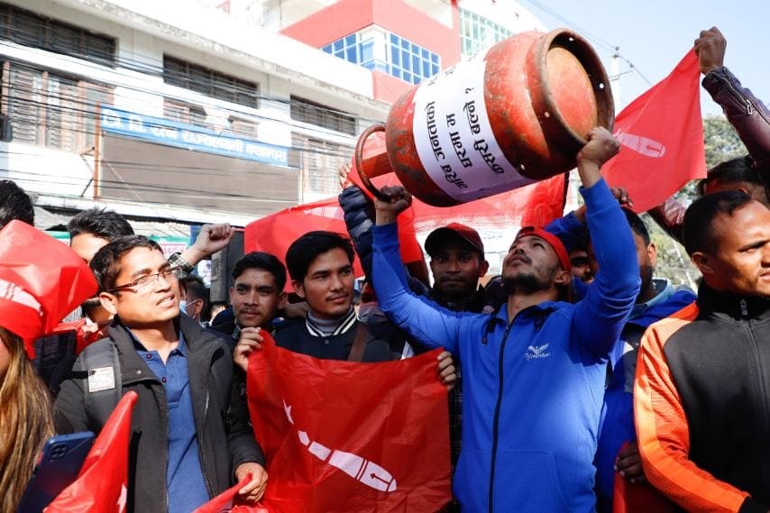 पेट्रोलियम पदार्थको मुल्यवृद्धि विरुद्ध सिलिन्डरसहित प्रदर्शन