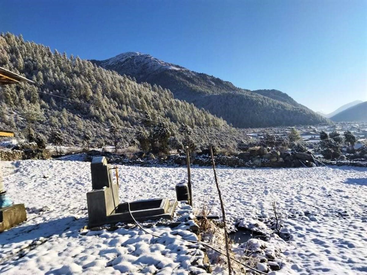 ढोरपाटनमा चिसो बढ्यो, जाडो छल्न बेँसी झरे बालबालिका