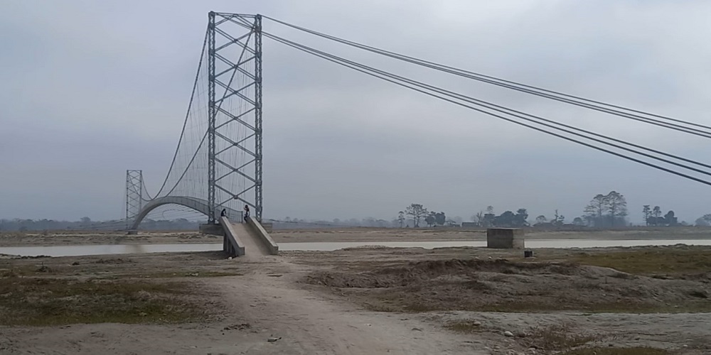 बर्दियाको दुर्गम मझरा बस्ती जोड्ने झोलुङ्गे पुल बनेपछि स्थानीय उत्साहित