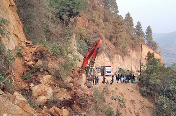 पहिरो खस्दा एस्काभेटर पुरियो, दाङ–सल्यान सडकखण्ड अवरुद्ध