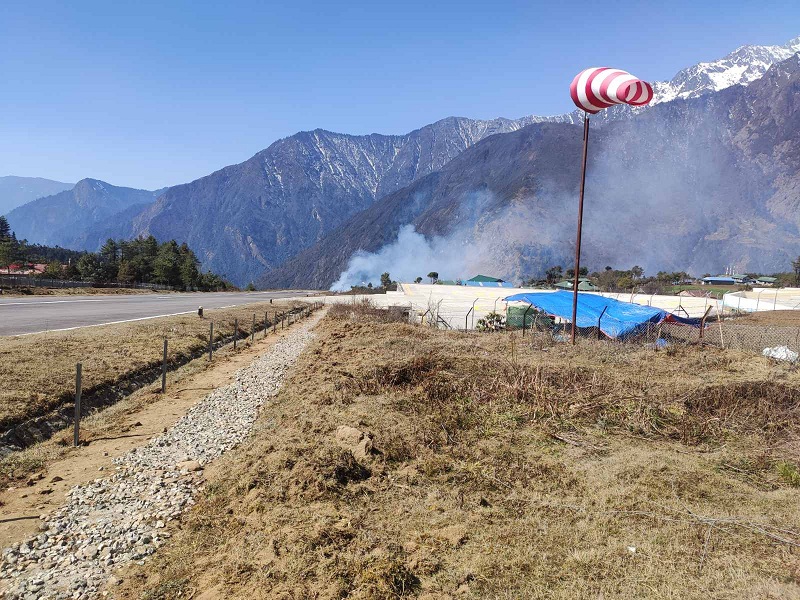 लुक्ला विमानस्थल नजिकैको वनमा लागेको आगो फेरि फैलिन थाल्यो