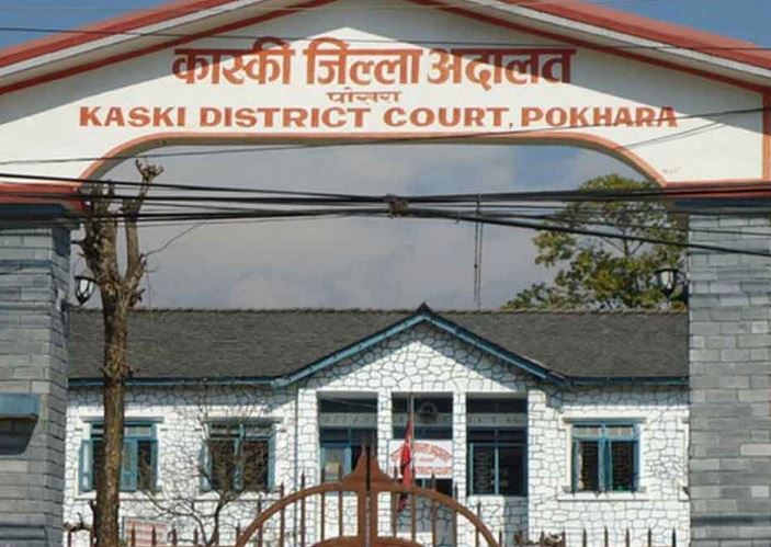 कास्की अदालतको दुईवटा इजलास कक्षमा तोडफोड