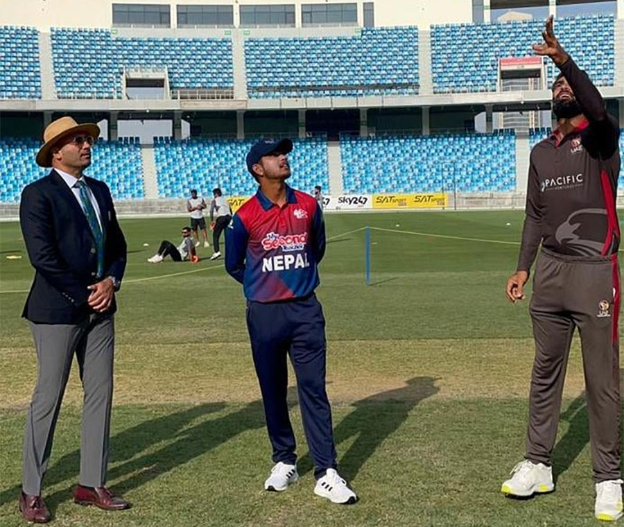 युएई विरुद्ध टस जितेर फिल्डिङ गर्दै नेपाल