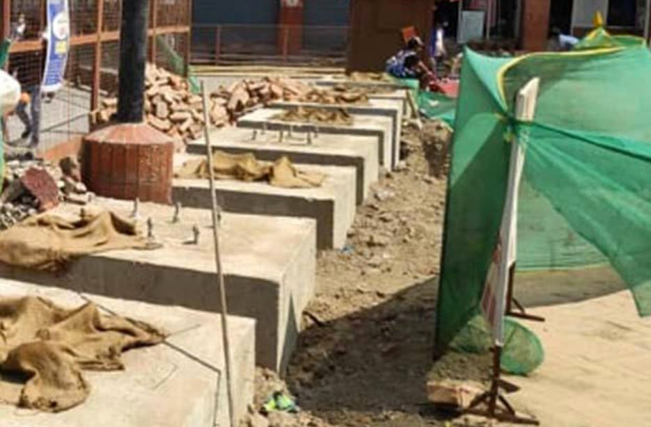 हनुमानढोका दरबार क्षेत्रमा मापदण्ड विपरीत निर्माण गरिएको कङ्क्रिटको संरचना हटाइयो