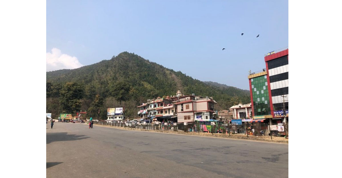 दाङमा कारको ठक्करबाट मोटरसाइकल चालकको मृत्यु भएपछि पूर्वपश्चिम राजमार्ग बन्द