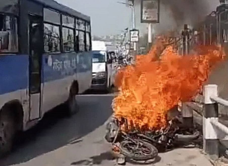 लोकन्थलीमा शववाहनसँग ठोक्किँदा मोटरसाइकल जल्यो, चालक घाइते