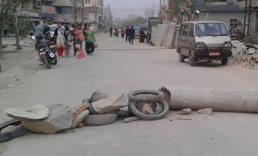 ललितपुरको सातदोबाटो–चापागाउँ सडक पिच गर्न माग गर्दै स्थानीयद्वारा अवरुद्ध