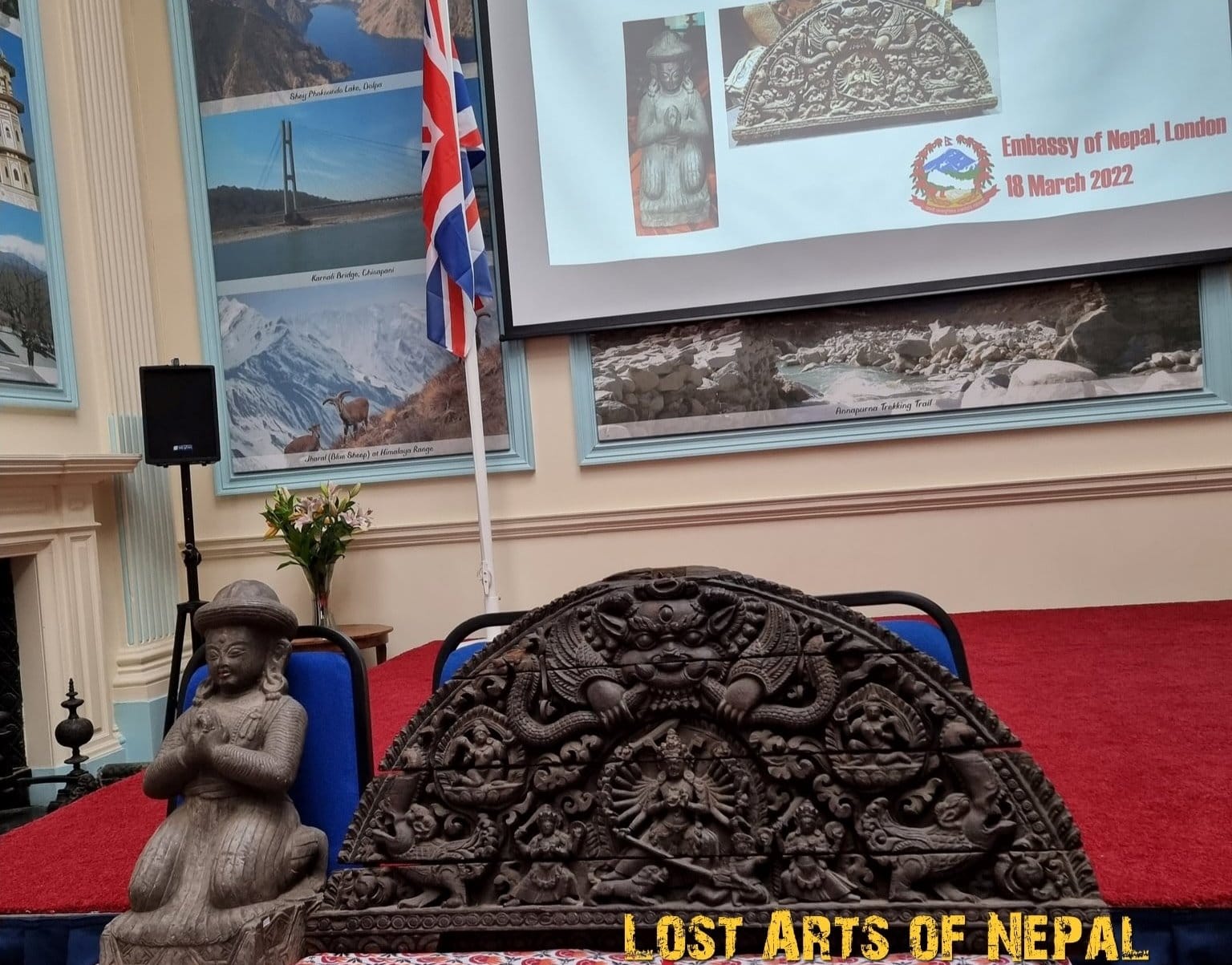 बेलायतबाट नेपाल फर्किने भए चोरिएका तोरण र दाताको मूर्ति