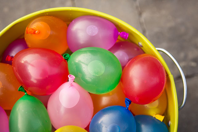 बाटोमा हिँड्ने व्यक्तिलाई घरको छतबाट फोहोर पानी फाल्ने र लोला हाने कारबाही