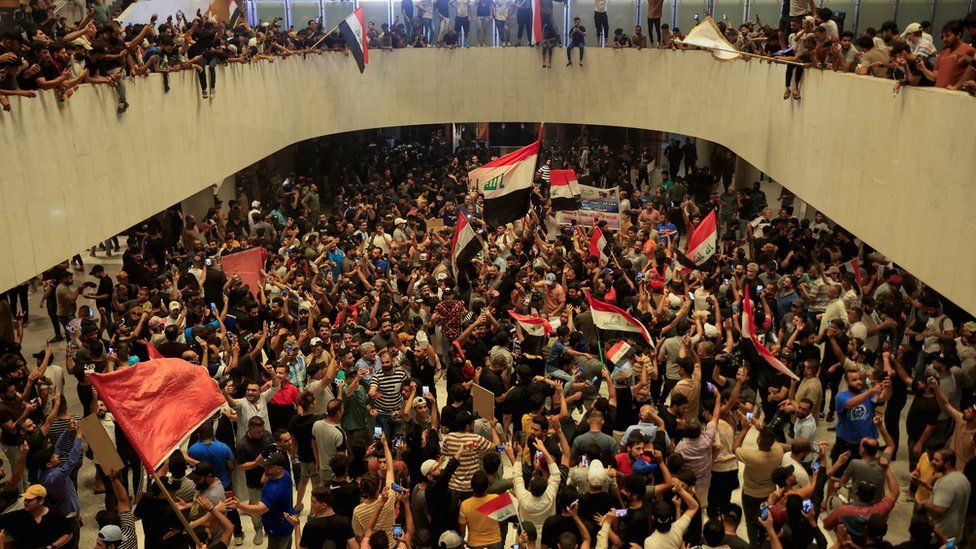 इराकको बगदादस्थित संसद भवनमा ठूलो संख्यामा प्रदर्शनकारीहरु प्रवेश