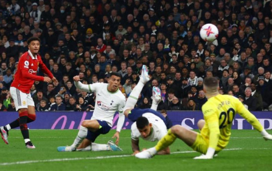 म्यानचेस्टर युनाइटेडलाई टोटेनहमले रोक्यो