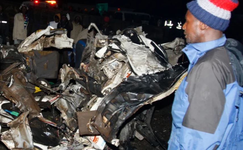 आधा दर्जन गाडीमाथि कुद्यो लरीः ४८ जनाको ज्यान लियो