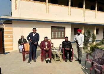 सांसद अब्दुल खानको डन शैली, दायाँबायाँ बन्दुक बोकाएर परेड