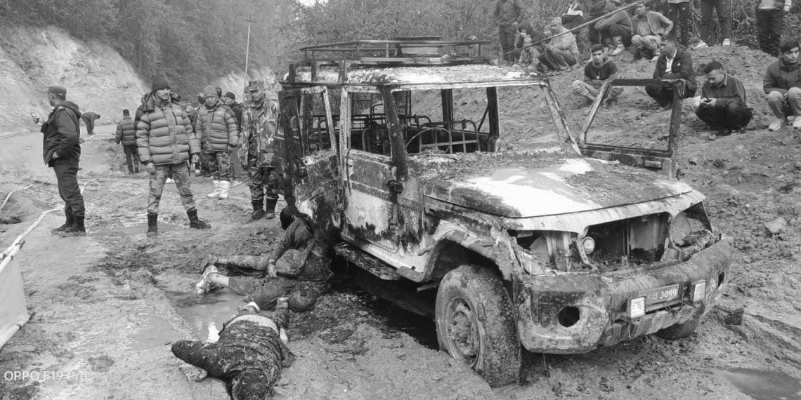 लत्रिएका थियोे बिजुलीको तार, अल्झिएपछि गाडीमा लाग्यो आगो