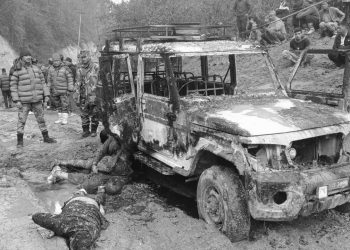 लत्रिएका थियोे बिजुलीको तार, अल्झिएपछि गाडीमा लाग्यो आगो