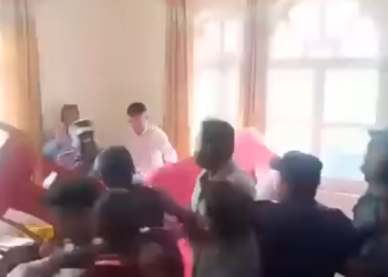 धनुषामा एमालेका नेताबीच कुटाकुट, हाने कुर्सी