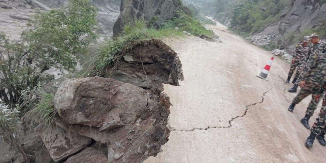 हिमताल फुटेको आशंका,मितेरी पुल बगेपछि टुट्यो नेपाल–चीन सम्पर्क