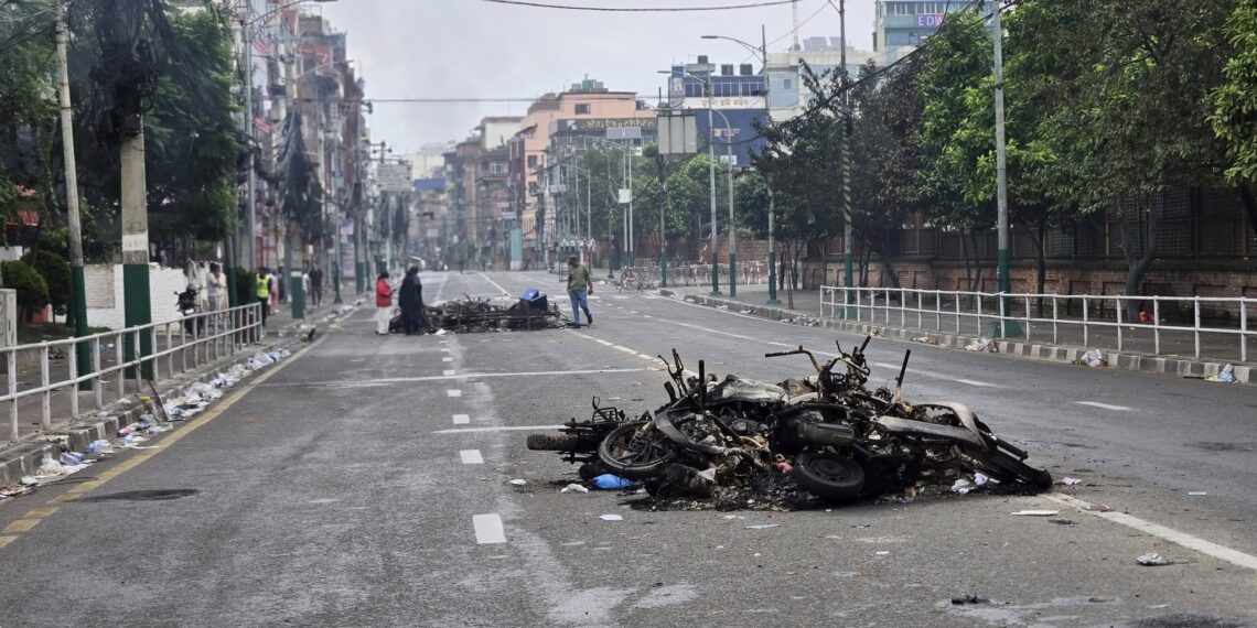 भोलि बिहानसम्मको लागि देशभर निषेधाज्ञा र कफ्र्यु