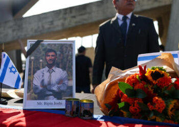 कफिनमा फर्किए विपिन, विमानस्थलमा आँशुको आहाल