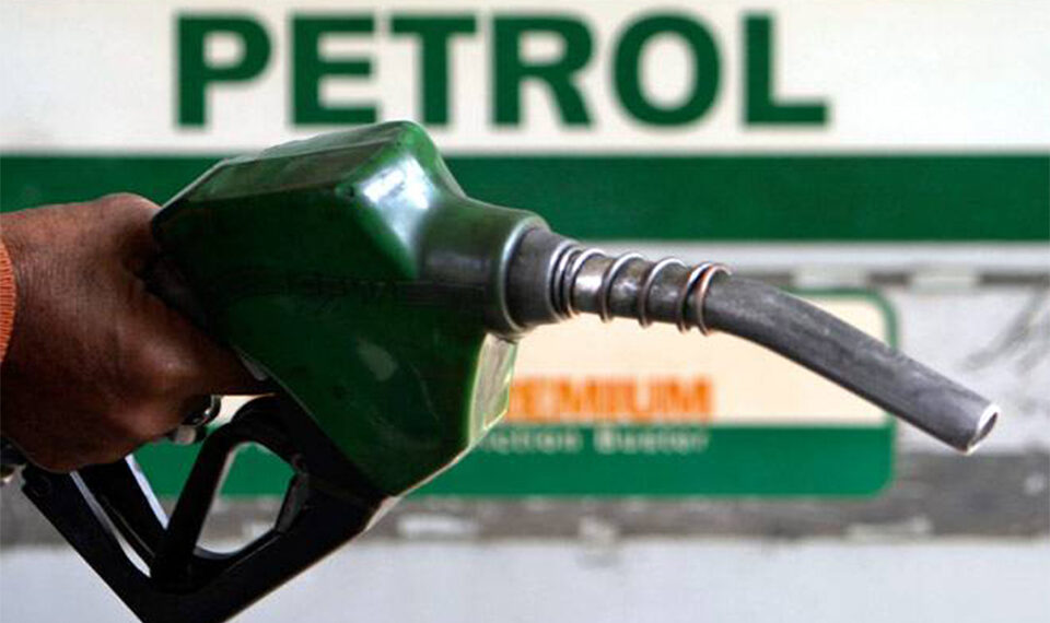 बढेर आएपनि पेट्रोलको भाउ घट्यो