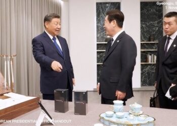सीले कोरियाका राष्ट्रपतिलाई शाओमी फोन दिए, र ठट्टामै हाने झटारो