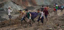 Rescuers recover bodies near the landslide area in the jade mining site in Hpakhant in Kachin state on July 2, 2020. - The battered bodies of more than 120 jade miners were pulled from a sea of mud after a landslide in northern Myanmar on July 2 after one of the worst-ever accidents to hit the treacherous industry. (Photo by Zaw Moe Htet / AFP)