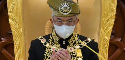 (FILES) This handout photo from Malaysia's Department of Information taken and released on May 18, 2020 shows Malaysia's King Sultan Abdullah Sultan Ahmad Shah wearing a face mask as he offers prayers during the opening ceremony for the third term of the 14th parliamentary session in Kuala Lumpur. - Malaysia's King Sultan Abdullah Sultan Ahmad Shah on January 12, 2021 declared a nationwide state of emergency to fight a surge in COVID-19 coronavirus cases that threatens to overwhelm the country's healthcare system. (Photo by NAZRI RAPAAI / Malaysia's Department of Information / AFP) / -----EDITORS NOTE --- RESTRICTED TO EDITORIAL USE - MANDATORY CREDIT "AFP PHOTO / MALAYSIA'S DEPARTMENT OF INFORMATION/  NAZRI RAPAAI " - NO MARKETING - NO ADVERTISING CAMPAIGNS - DISTRIBUTED AS A SERVICE TO CLIENTS
