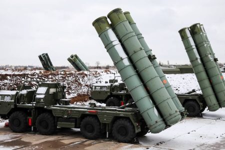 CRIMEA, RUSSIA - NOVEMBER 29, 2018: S-400 Triumf surface-to-air missile systems as an anti-aircraft military unit of the Russian Air Force and the Russian Southern Military District enters combat duty near the Crimean town of Dzhankoy twelve miles away from the Ukrainian border. Sergei Malgavko/TASS

Ðîññèÿ. Ðåñïóáëèêà Êðûì. Áîåâûå ðàñ÷åòû çåíèòíûõ ðàêåòíûõ êîìïëåêñîâ (ÇÐÊ) Ñ-400 "Òðèóìô" èç ñîñòàâà ñîåäèíåíèÿ ïðîòèâîâîçäóøíîé îáîðîíû àðìèè ÂÂÑ è ÏÂÎ Þæíîãî âîåííîãî îêðóãà, çàñòóïèâøèå íà áîåâîå äåæóðñòâî ïî ïðîòèâîâîçäóøíîé îáîðîíå íåäàëåêî îò Äæàíêîÿ, â 20 êèëîìåòðàõ îò ãðàíèöû ñ Óêðàèíîé. Ñåðãåé Ìàëüãàâêî/ÒÀÑÑ