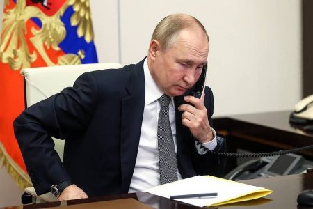 MOSCOW REGION, RUSSIA - DECEMBER 15, 2021: Russia's President Vladimir Putin speaks on the phone with 13 year-old Tatyana Trotsenko of Russia's Stavropol Territory. Her wish to attend a performance of the Swan Lake ballet at the Mariinsky Theatre, was fulfilled by the president as part of the Yolka Zhelany [Christmas Tree of Wishes] campaign. Mikhail Metzel/POOL/TASS

Ðîññèÿ. Ìîñêîâñêàÿ îáëàñòü. Ïðåçèäåíò ÐÔ Âëàäèìèð Ïóòèí ïî òåëåôîíó ïîîáùàëñÿ ñ 13-ëåòíåé Òàòüÿíîé Òðîöåíêî èç Ñòàâðîïîëüñêîãî êðàÿ. Áëàãîäàðÿ ó÷àñòèþ ïðåçèäåíòà ÐÔ âî Âñåðîññèéñêîé àêöèè "Åëêà æåëàíèé" äåâî÷êà ïîáûâàëà íà áàëåòå "Ëåáåäèíîå îçåðî" â Ìàðèèíñêîì òåàòðå. Ìèõàèë Ìåòöåëü/POOL/ÒÀÑÑ