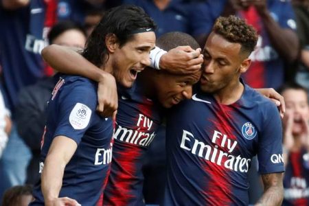 Soccer Football - Ligue 1 - Paris St Germain v Angers - Parc des Princes, Paris, France - August 25, 2018  Paris St Germain's Kylian Mbappe celebrates scoring their second goal with Edinson Cavani and Neymar  REUTERS/Christian Hartmann
