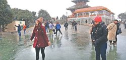 20190107110417_People_Enjoy_Snow_Fall_Chandragiri_24012018012-25012018072711-1000x0